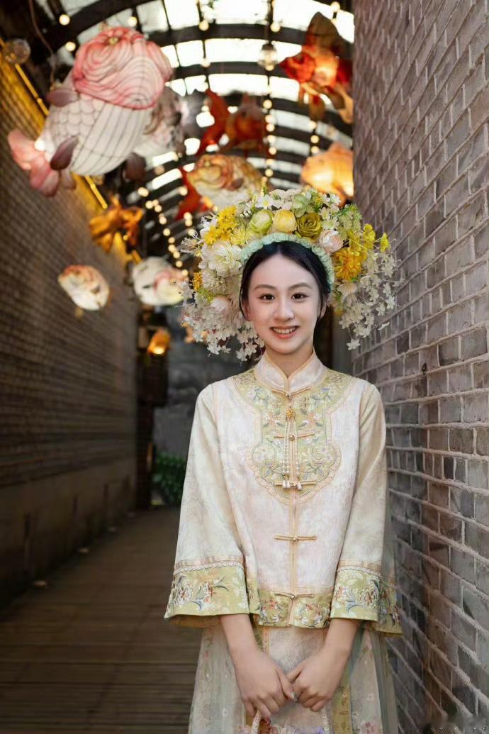 叶一茜带17岁森碟簪花同框！母女俩国风造型美成一幅画
 
叶一茜带着17岁的森碟