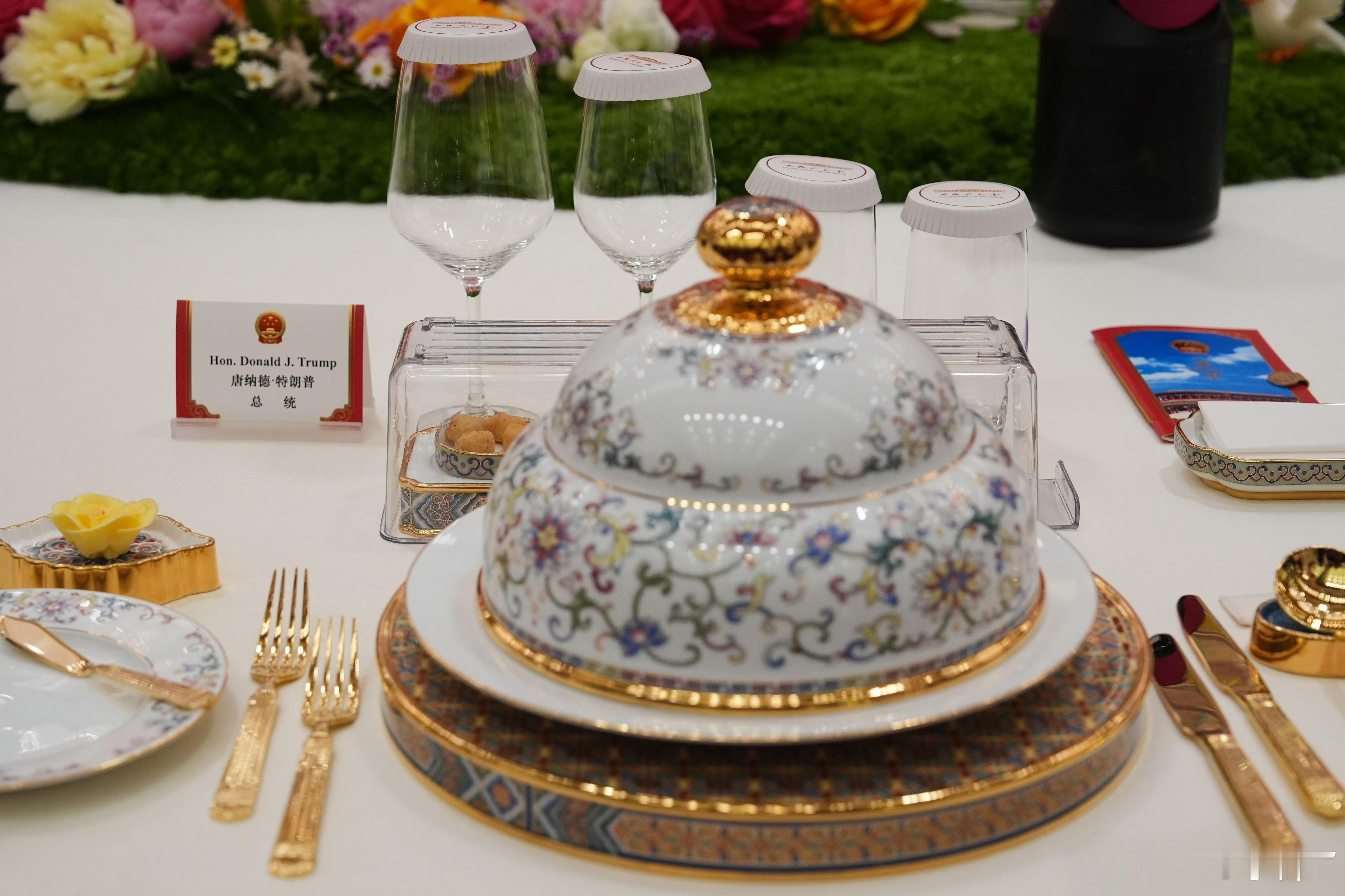 图1是中国人民大会堂国宴的🍽️餐盘图2是美国白宫国宴的🍽️餐盘 特朗普访华欢