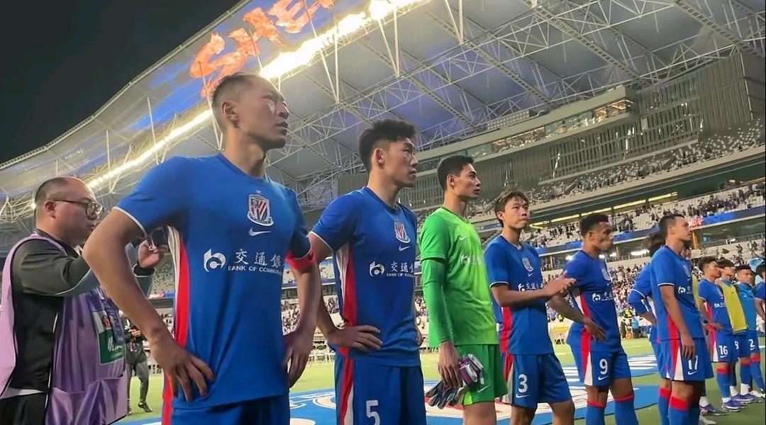申花主场响起海港助威的曲调
5.9与重庆铜梁龙比赛结束，申花球员到球迷区谢场。视