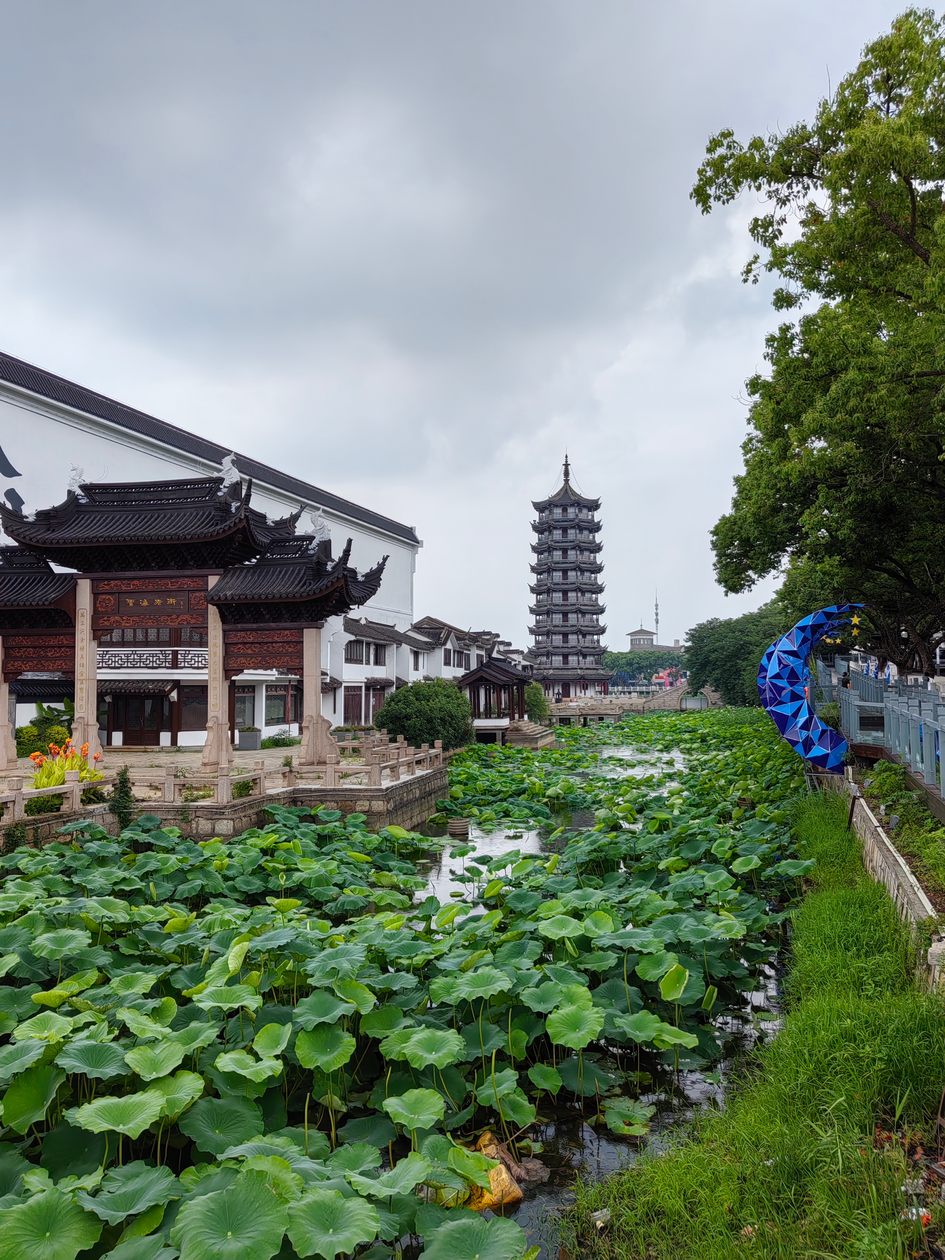 走马观花去了一趟周庄古镇，如果你仔细看地图上标注的周转古镇景区几个字，你就会明白