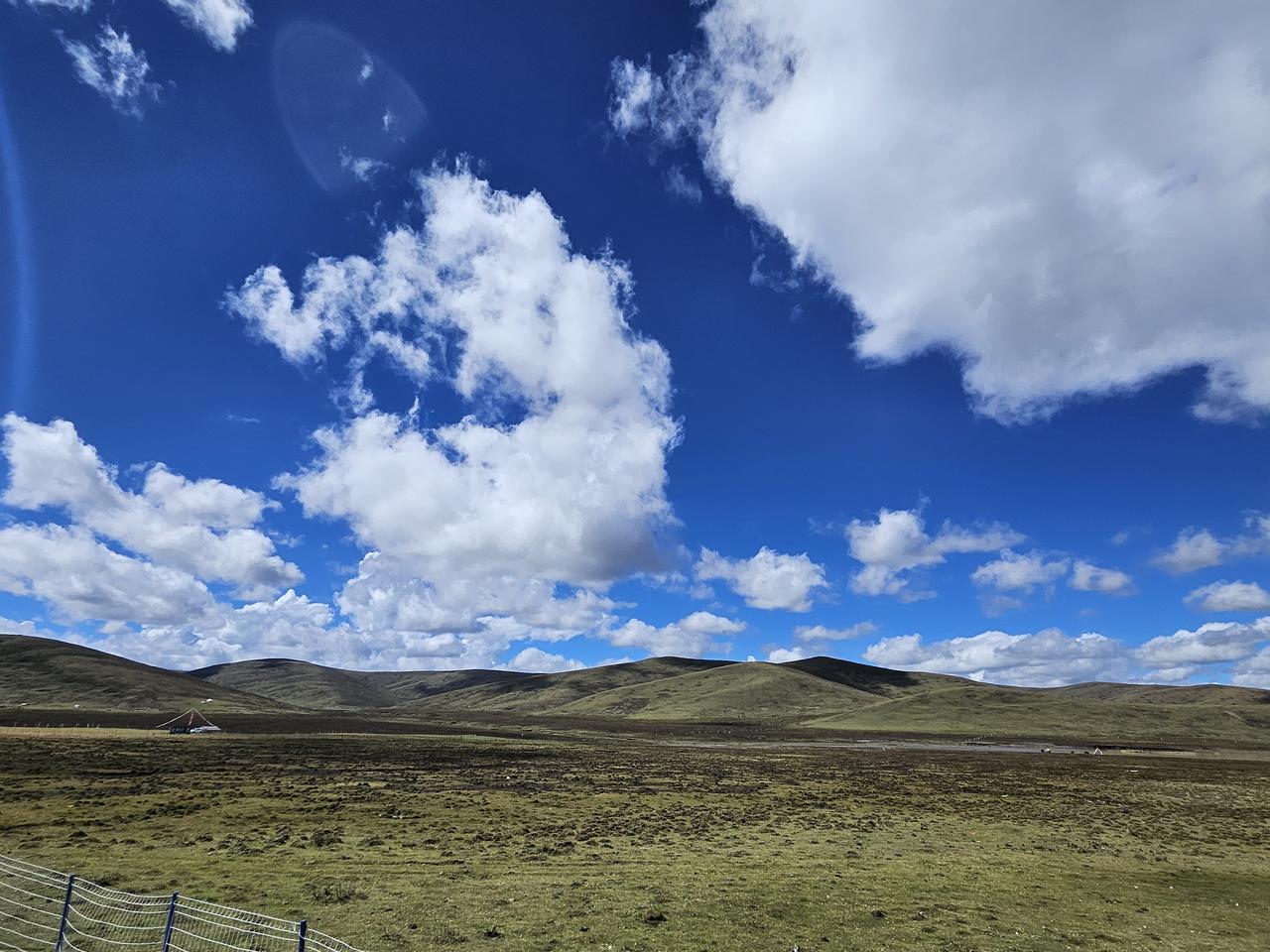 尕里台草原在四川省西北松潘县境内，是若尔盖大草原的一部分，也是水草超丰美的草场。