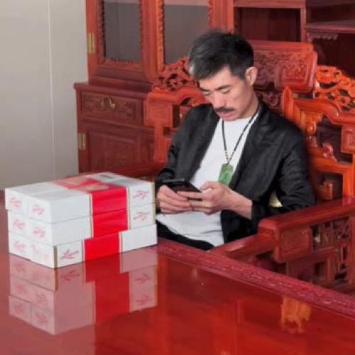 阿四早年是什么日子，原文里已经写得很明白：14岁扛包，睡码头，啃冷馍，一年攒20