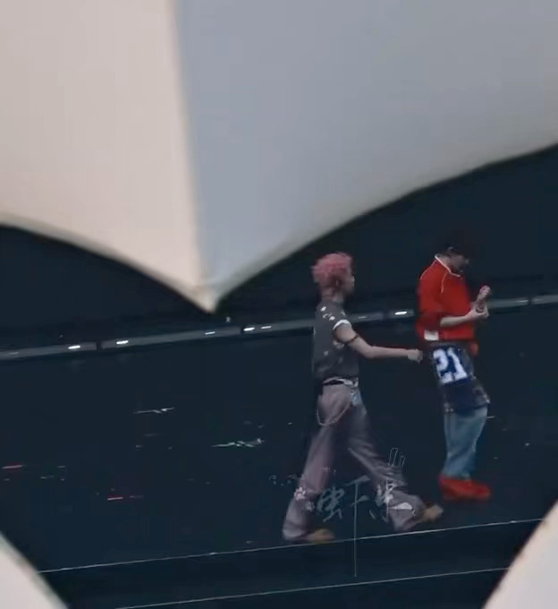 刘耀文粉发闪亮登场，好酷好帅！凭什么新音吃这么好啊！刘耀文粉发