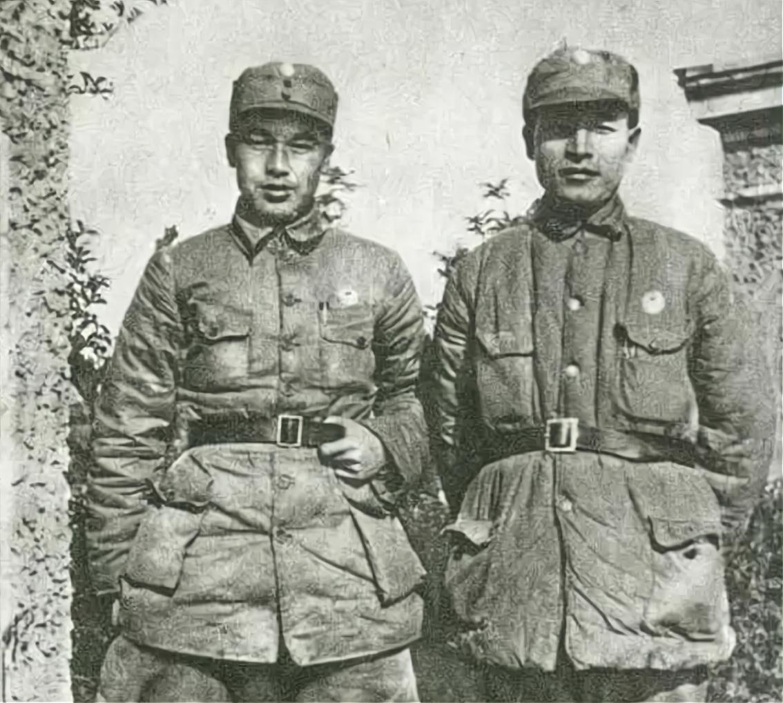 这是一张抗战时期的老照片，左边这个手按腰带的人，是时任八路军115师参谋长周昆。