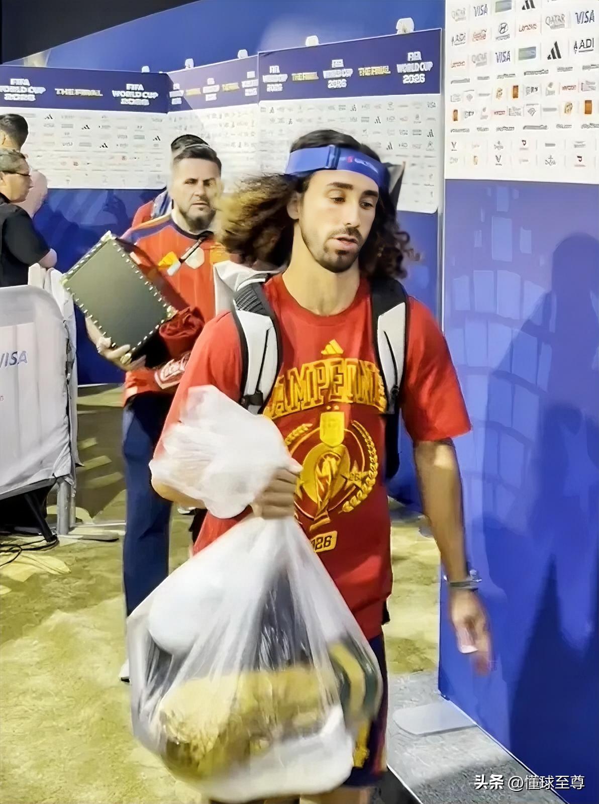 这也太不给大力神杯面子了，库库雷利亚竟然用塑料袋装着大力神杯！

西班牙夺冠后，