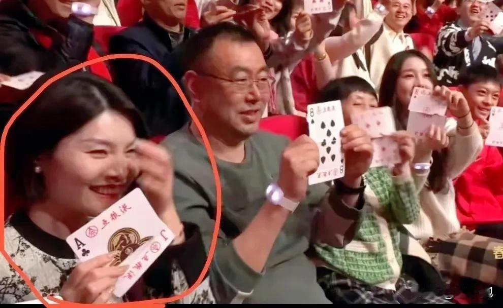 刘谦的魔术穿帮了，小尼这恨不得躲闪到刘谦背后的小表情比今晚的小品搞笑多了。
刘谦