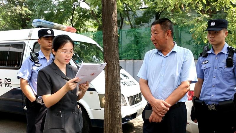 最近有个事儿挺引人关注，女子死亡后家属认为追求者“死缠烂打”致其猝死，起诉索赔5