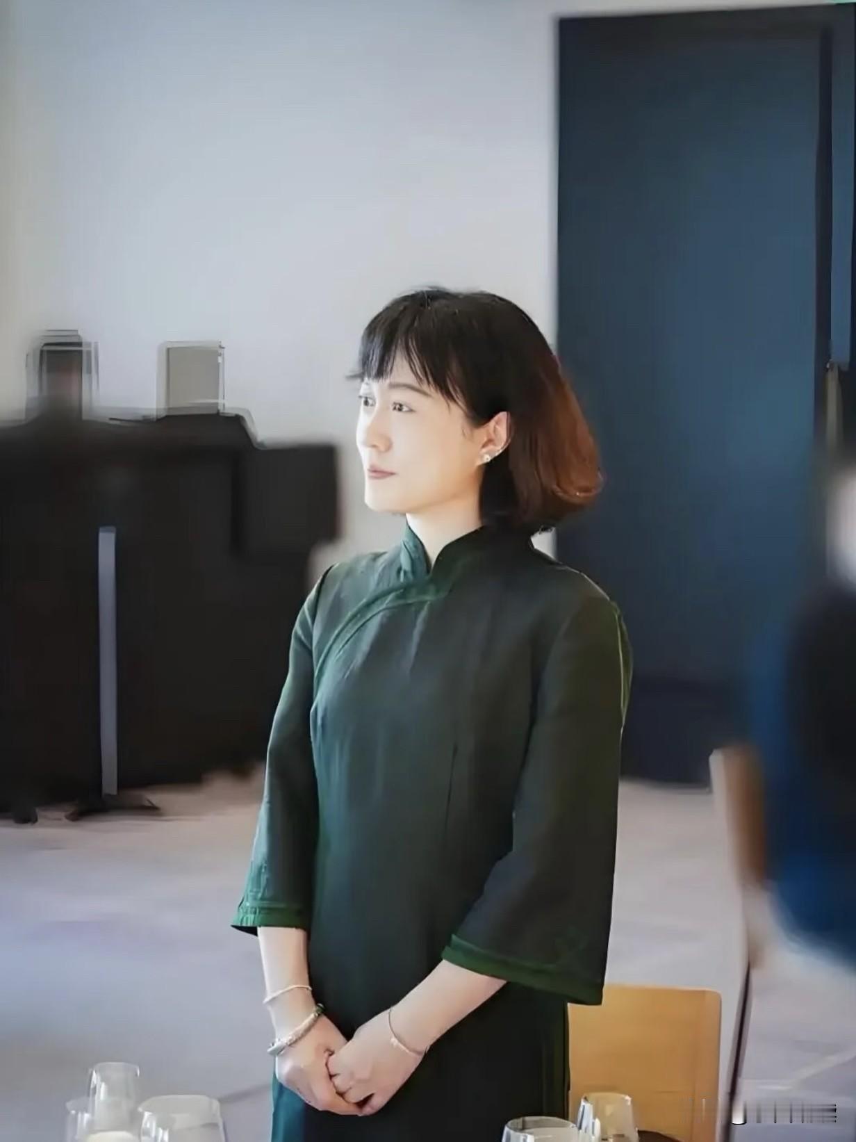 翁帆：不只是“杨夫人”，更是实力派学者

在大众视野里，翁帆身上最显著的标签往往