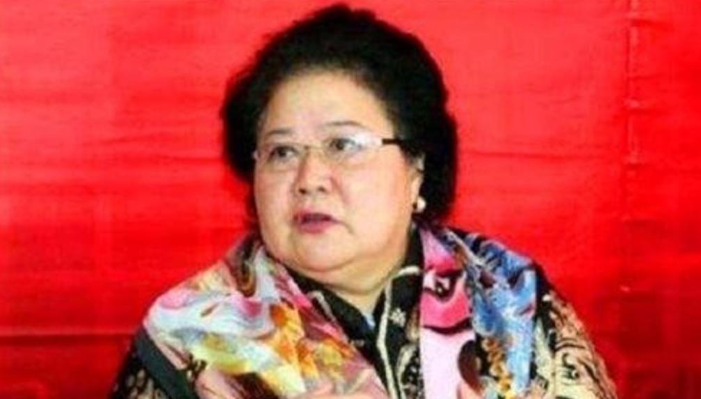 1988年，“小常宝”齐淑芳带领30名演员留美不归，背叛祖国抛弃丈夫，并恶狠狠对