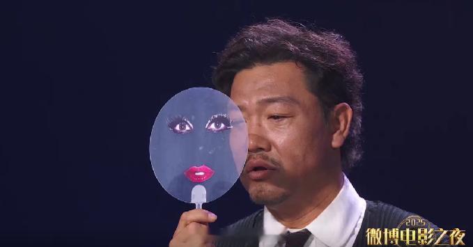 微博电影之夜对ladygaga扇子下手了贾冰对ladygaga扇子下手了 ​​​
