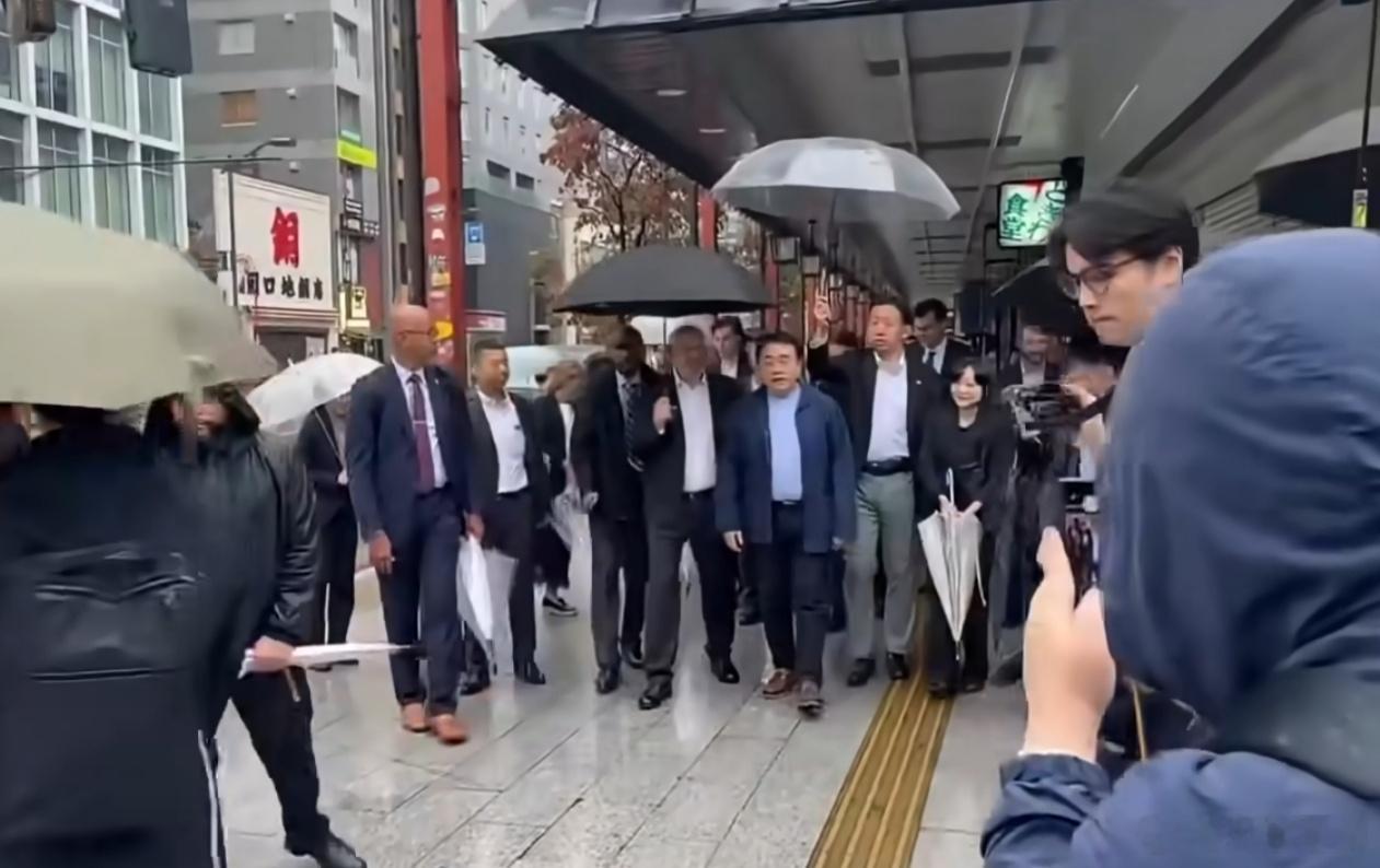 久未露面的美国商务部长出现在东京街头，与日本经济相同行。 ​​​