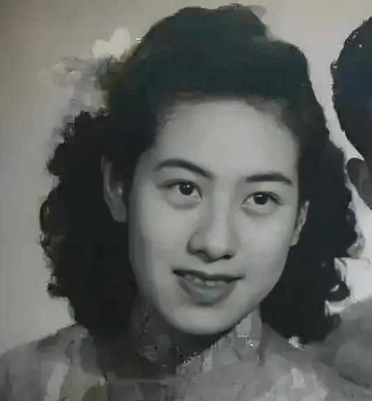 1912年，张作霖用马鞭狠抽张学良，夫人们纷纷跪地求情，张作霖怒吼："谁敢求情，