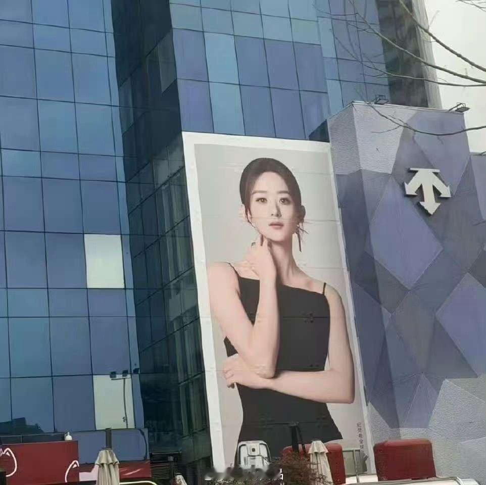 赵丽颖纪梵希西安地广赵丽颖纪梵希大地广赵丽颖纪梵希大地广，哇塞哇塞，行 