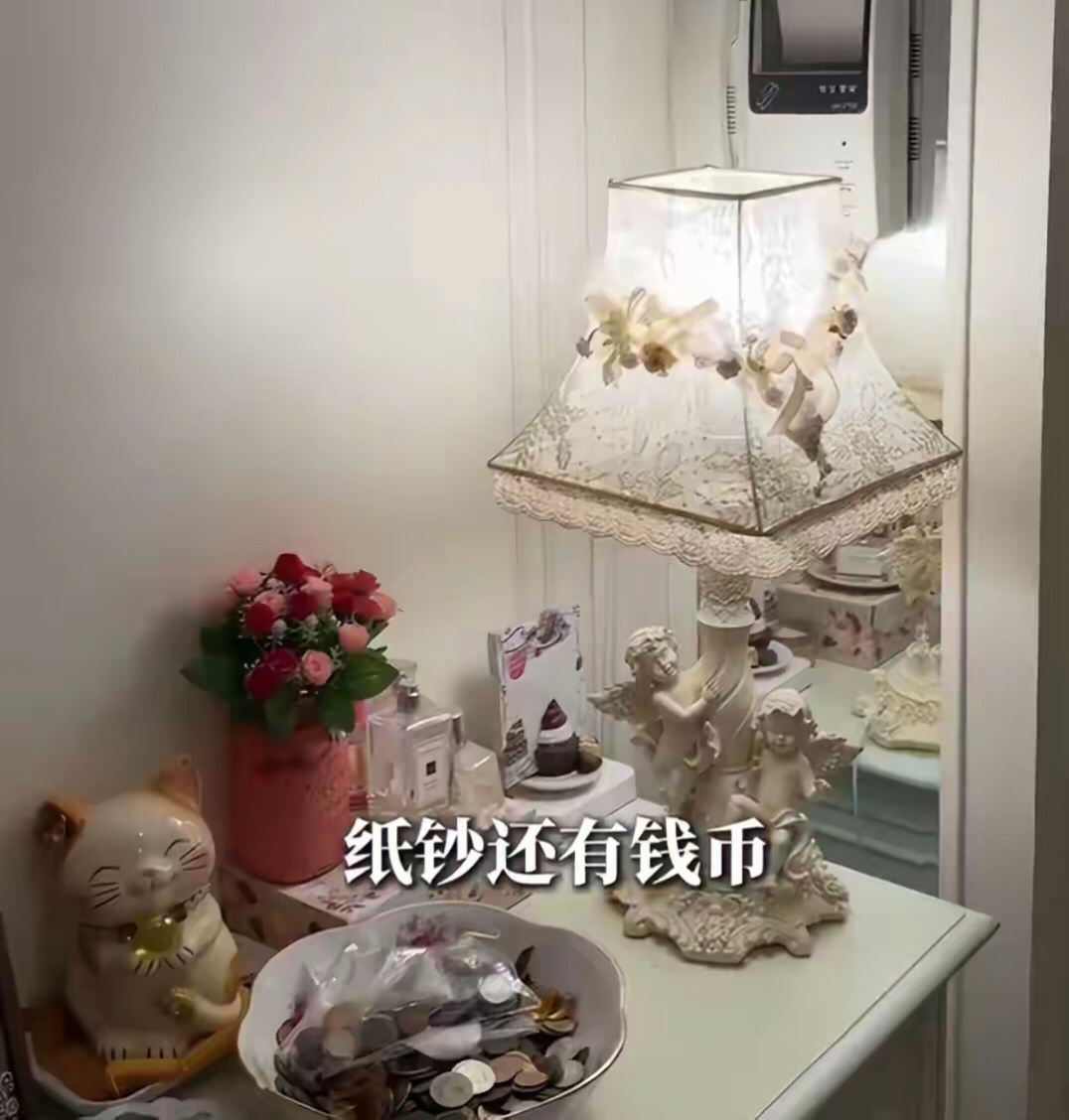 伊能静台北豪宅200多万一年只住十几天，满墙瓷器排得密密麻麻，成套的杯碟按颜色和