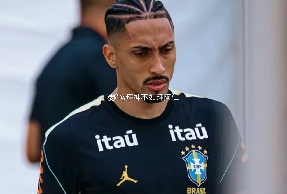 据加泰电台RAC1报道，在国家队比赛中受伤的拉菲尼亚，暂时将留在巴西进行康复。巴