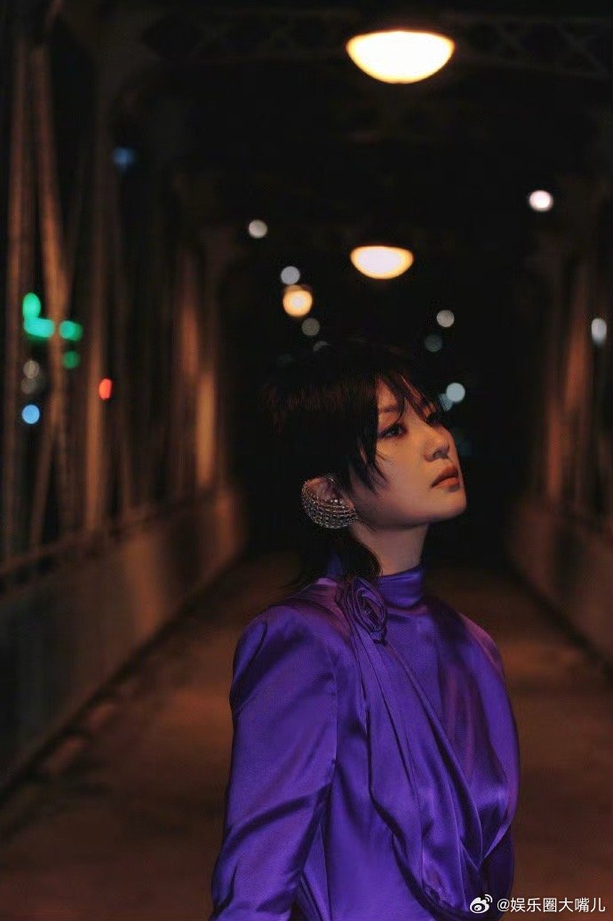 周笔畅巴黎秒变紫薯精 周笔畅巴黎这组图太绝了，紫色长裙衬得气质温柔又高级。昨天酷