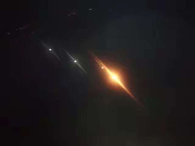 万万没想到，坐个飞机还能碰上“UFO”！
5月9号，一位龚先生从三亚飞深圳，平飞