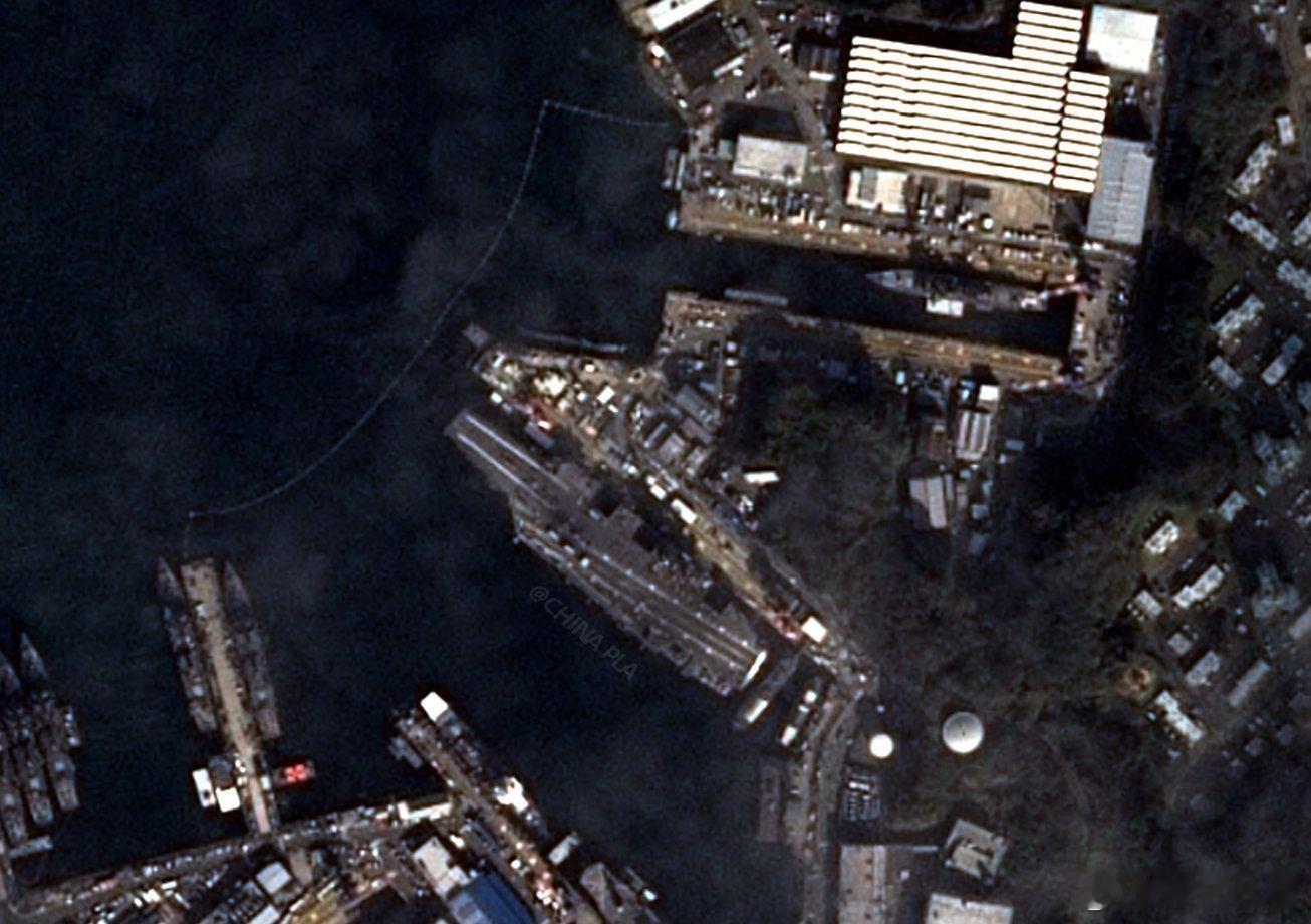 华盛顿号航母正在进行例行冬季保养作为尼米兹级的6号舰，华盛顿号也已经服役了33年