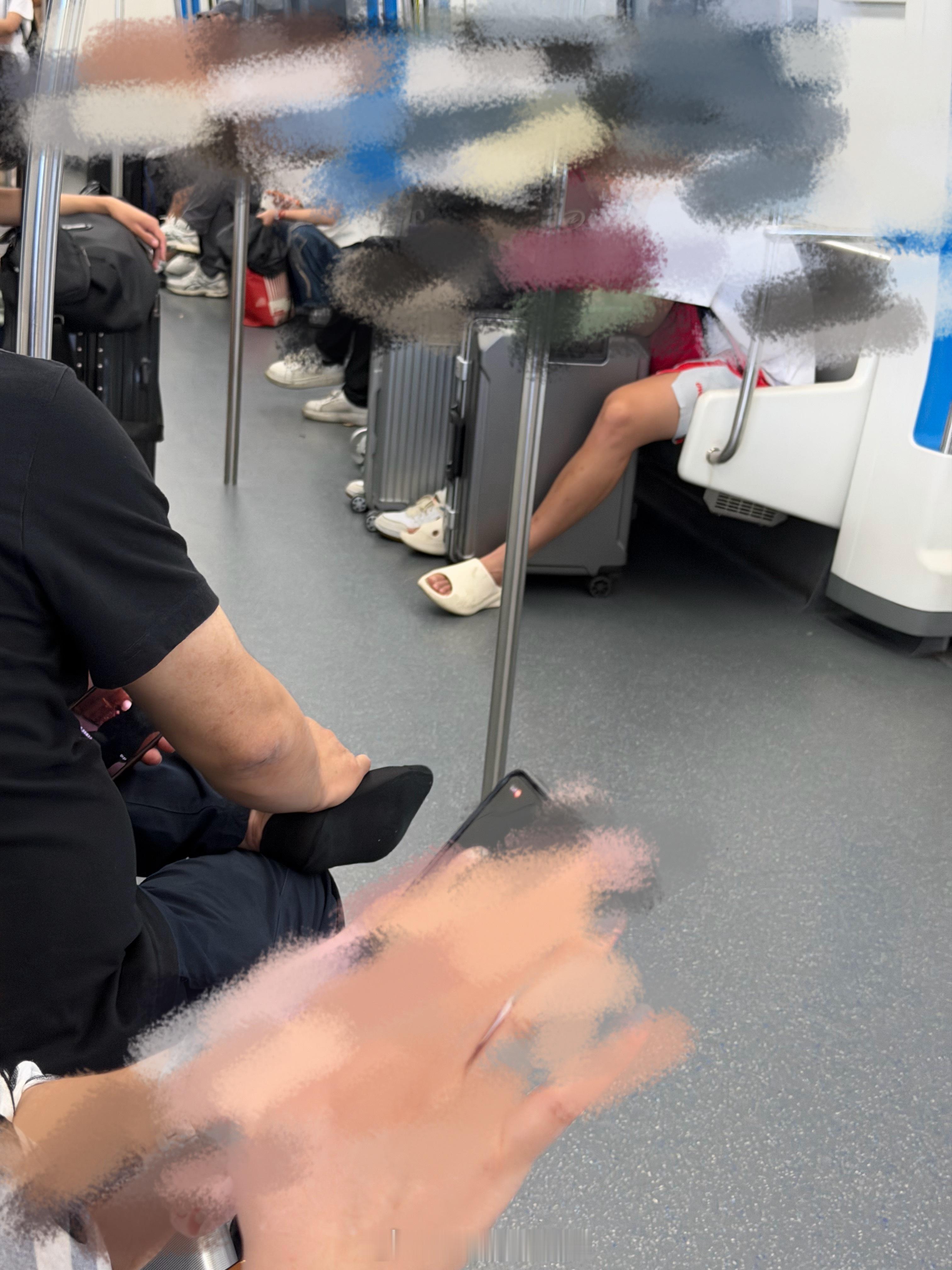 bro地铁上脱鞋是几个意思