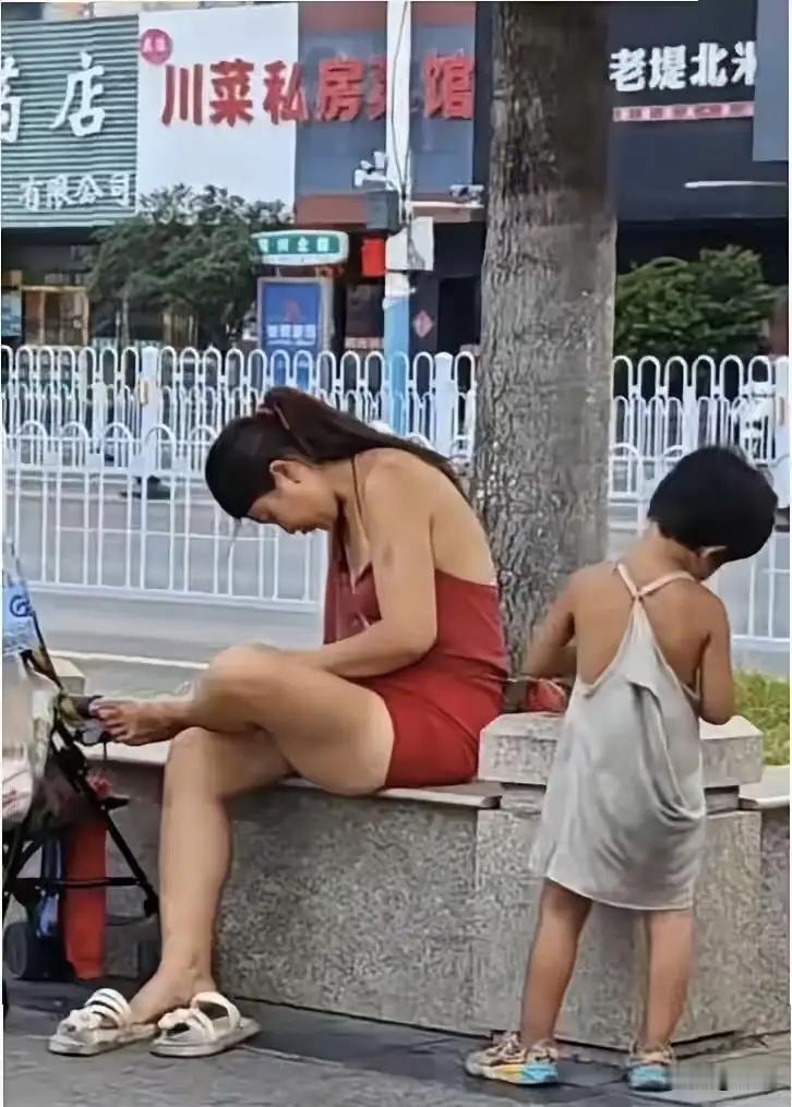 看到徐州街头红衣母流浪街头， 心里真很不是滋味！

 红衣女子穿着特别时尚，红色