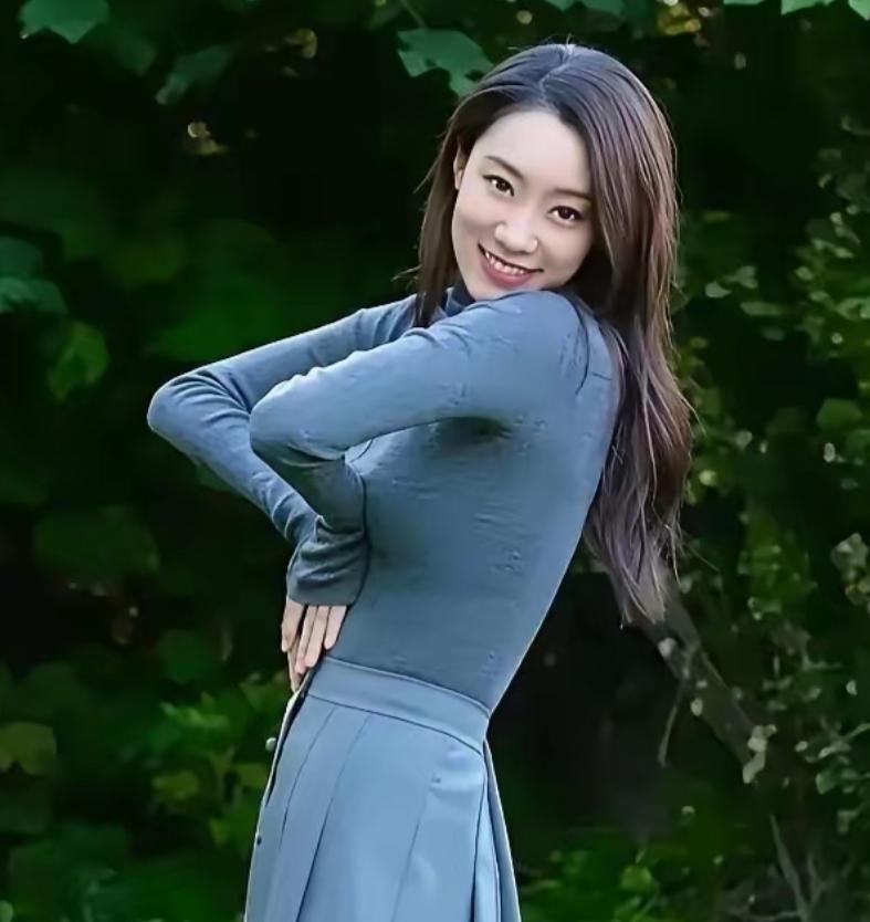 张小斐40岁未婚又被催，

一张婚育清单根本算不出她过得好不好

张小斐到了40