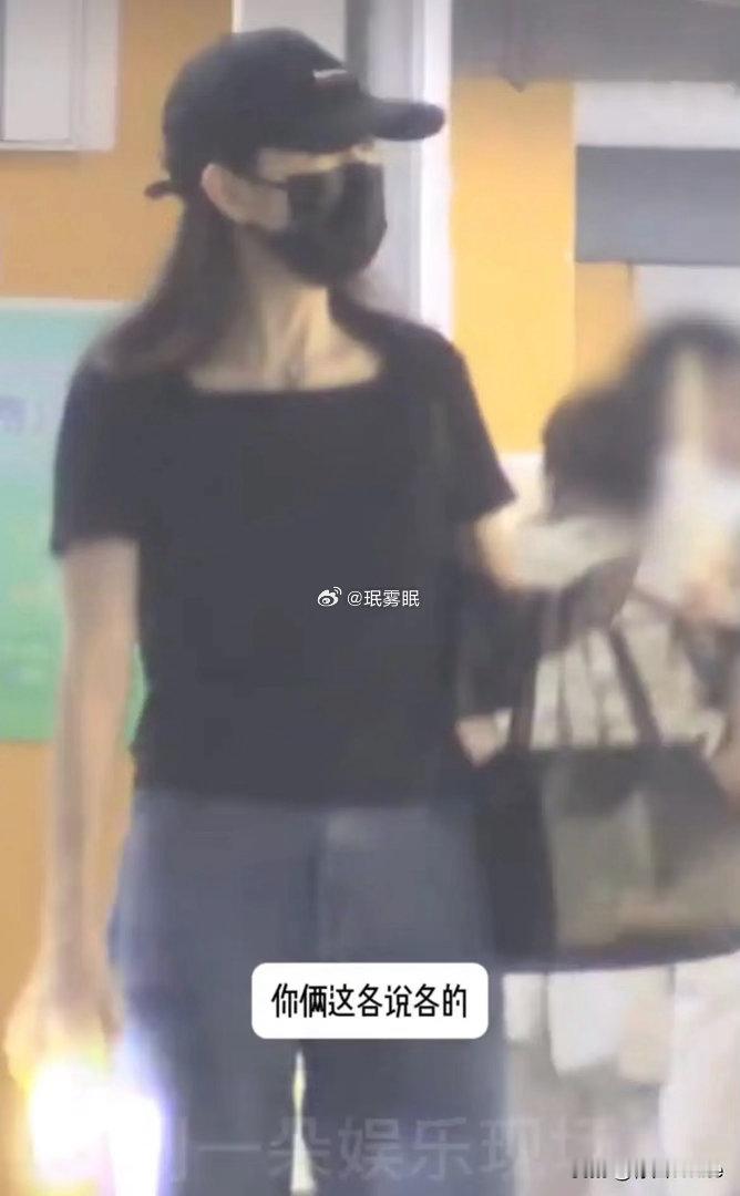 娱记拍到王鸥带着女儿出门现身。早前何九华承认已有女儿，却未承认孩子母亲是王鸥，还