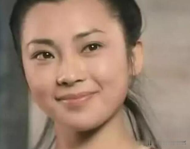 黄秋燕和利智年轻时候的颜值比对，我第一眼就会被黄秋燕给吸引住，我觉得她的美更加符