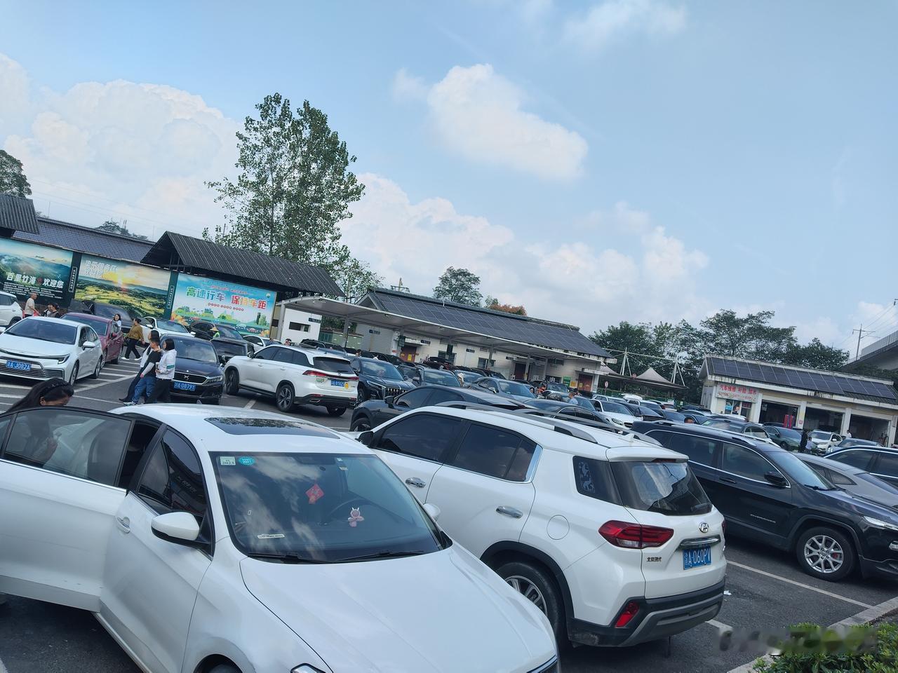 重庆三环高速，果园港大桥隧道外，有一条道路正在施工。
所有车辆，在隧道内就开始堵