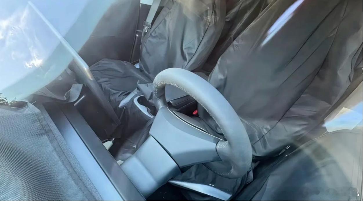 网传廉价版的 Model Y 目前已知情况：1、取消了头顶的全景天幕、后排小娱屏