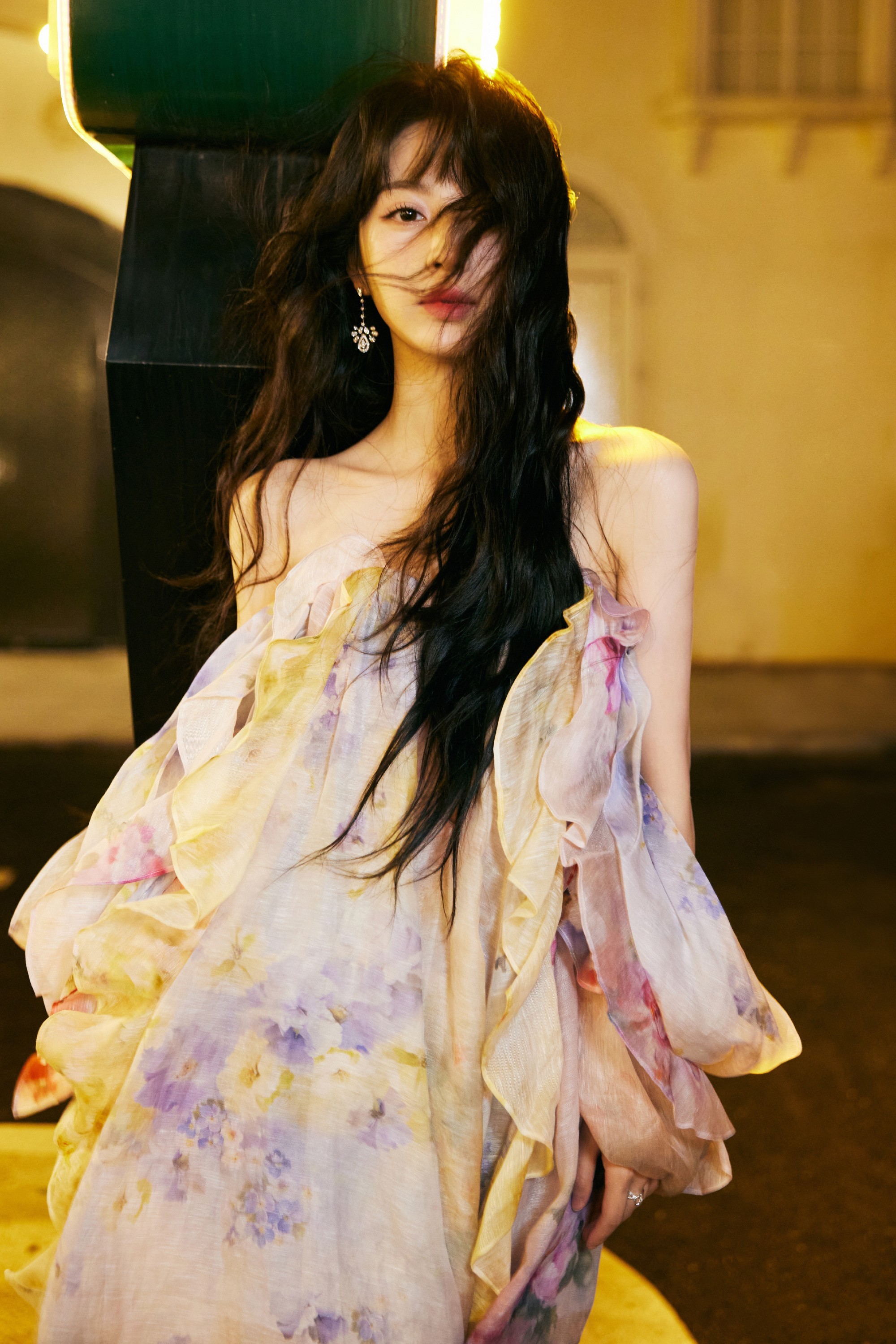 田曦薇，烂漫花裙，青春可人。田曦薇