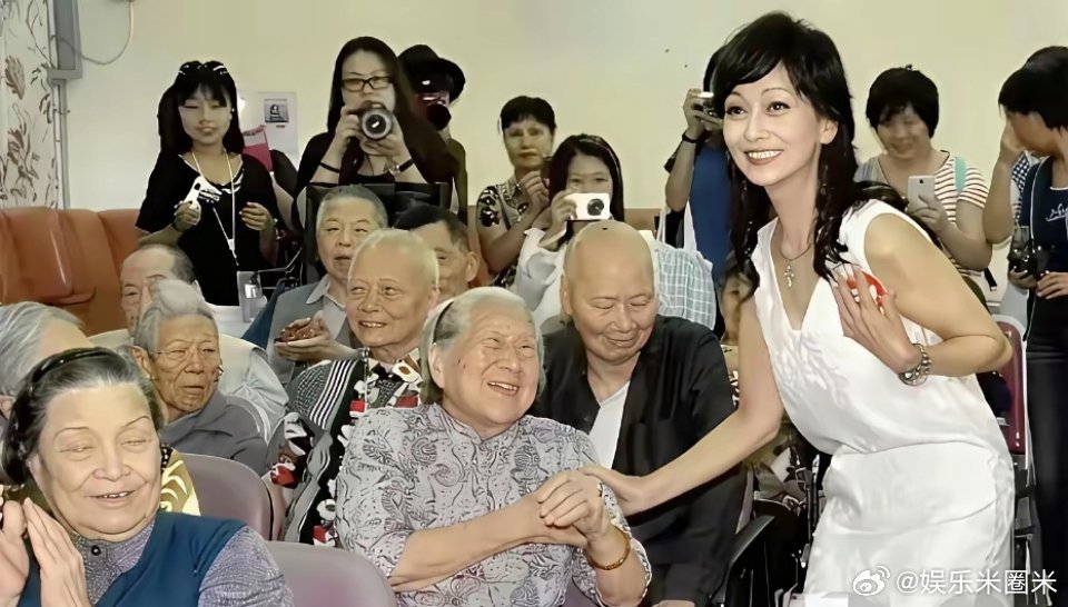 赵雅芝外出慰问老年人时，一位老大娘拉住她的手说：“闺女，你今年多大了，长得这么好
