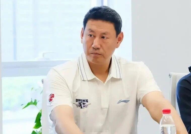 李楠指导今晚可以重返CBA赛场边啦。李楠正式解禁进入北汽男篮教练组山东男篮vs北