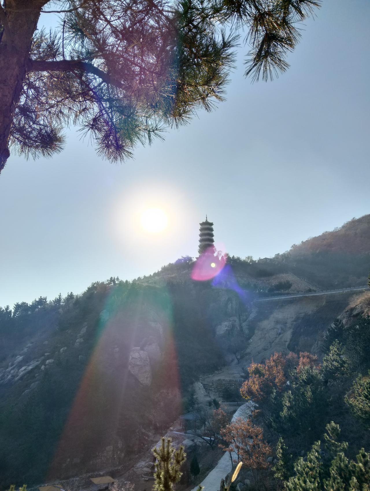 今天打卡福山区磁山南峰，用时二个半小时攀登上南峰《虎头峰》，坐在（指南针显示出）