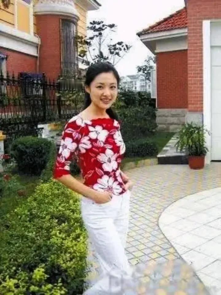 被周涛早年旧照美到了！
 
家人们，刷到周涛早年这张旧照，直接被惊艳住！红白碎花