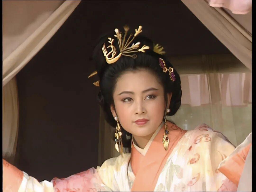 貂蝉是三国里最聪明的一个女子，从三件事就可以看出来

貂蝉虽然是一个虚构的人物，