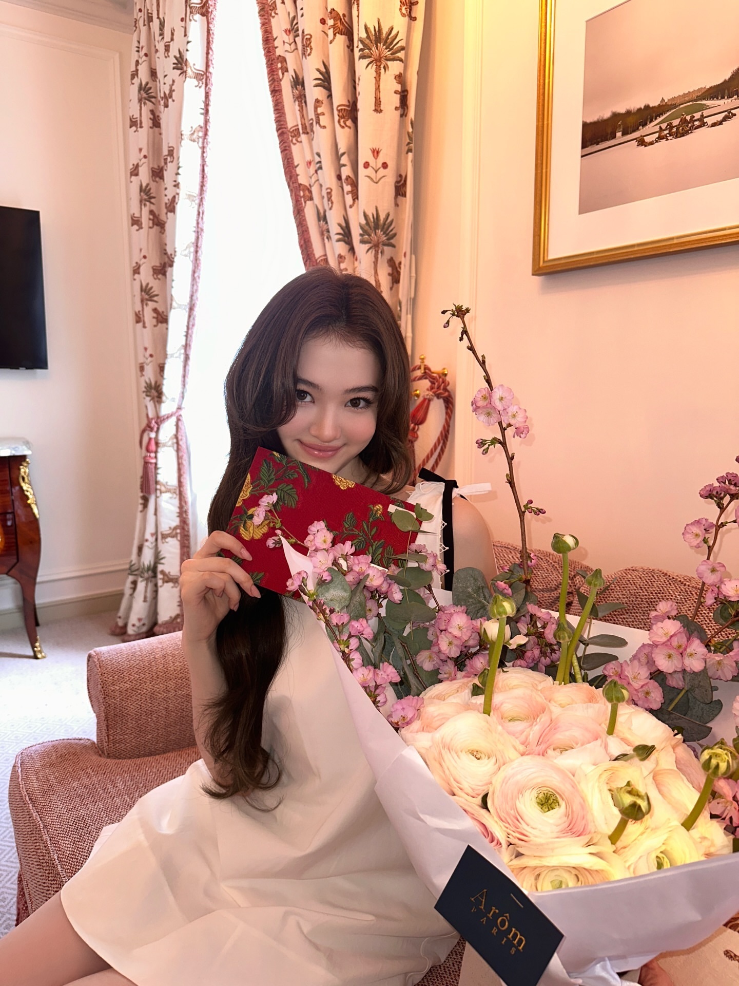 Ella这张脸被鲜花锦簇着真的好美 完全就是走进现实的贝尔公主….💐👑 