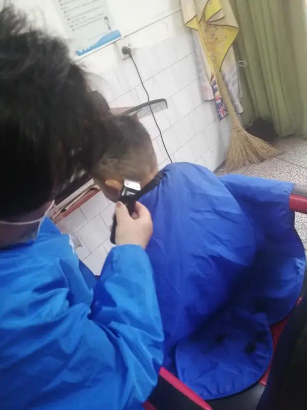 重庆垫江一中“老师按地强制学生剪发”这事真是炸锅了！1月7日，德育处老师看到学生