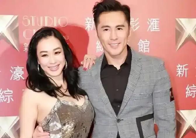 12年差，他们还在吵
 
吵完一起直播，3小时卖空800万。钟丽缇边补妆边吼张伦