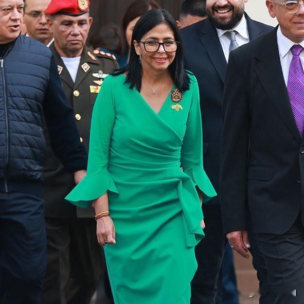 这条裙子742美元，委内瑞拉人要打工147年。
委国新任女领导人 德尔西·罗德里