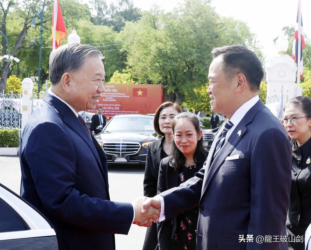 苏林的老年斑。苏林携夫人吴芳璃开启对东南亚三国的访问，第一站来到曼谷。泰国总理阿