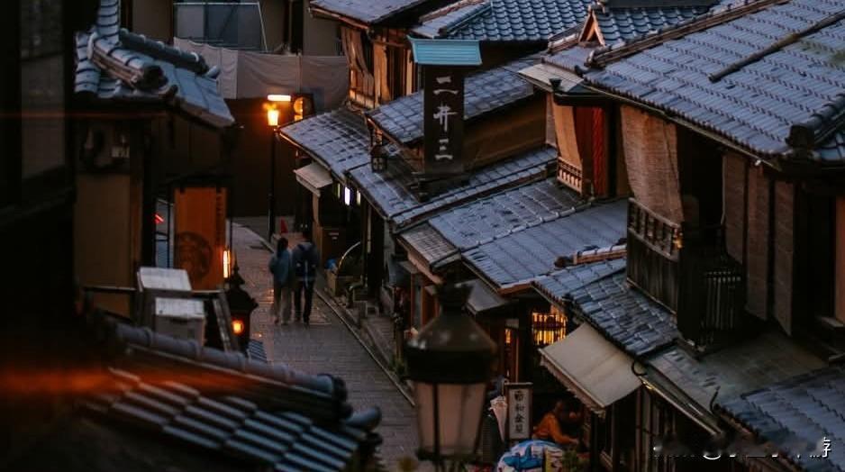 中日两国摩擦已持续一个多月，由于中国游客骤减，日本主要观光地区的住宿价格出现暴跌