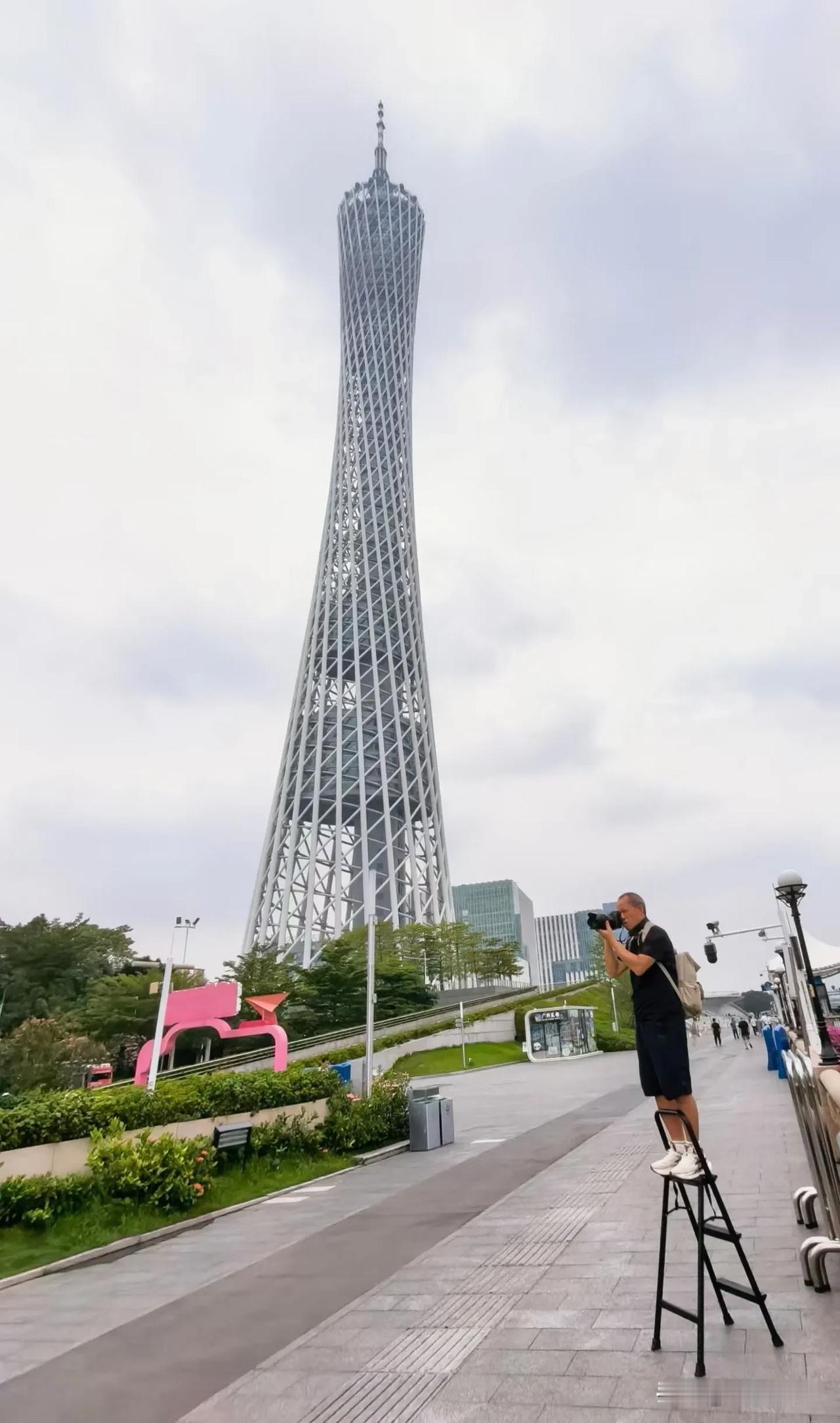红叶为前景的广州塔
一张图记录深秋
广州塔下，有轨电车总站，近来很火的一棵树，引
