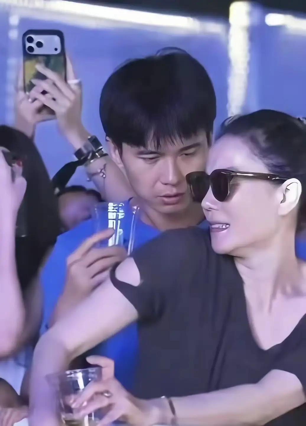 这么油腻猥琐的男闺蜜，还是头一次见，王菲也是挺胆大，这都敢领出来见大家，看到他在