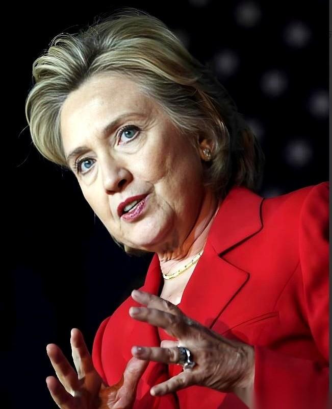 希拉里这次在镜头前是真的不留情面。
她直接对着特朗普开火，甩出了一个极具攻击性的