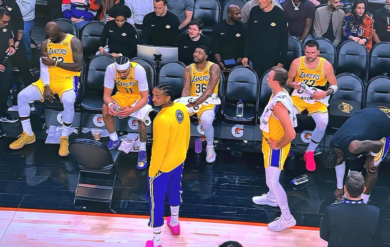 人心涣散，一张图看清湖人现状，本赛季他们彻底没戏了！

图片是湖人客场输给太阳后