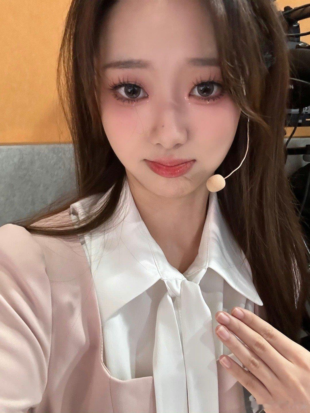 军师！军师！这样的女大怎么追到？[舔屏][舔屏]被盯害羞了？美女主持阿芙晒照配文