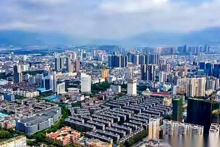 这事儿有意思了。
去年云南巧家县，搞免费房车营地，一下就火了。今年呢？隔壁元江县