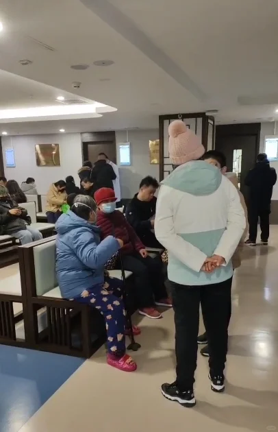 早晨刚开始，诊室就热闹了起来
