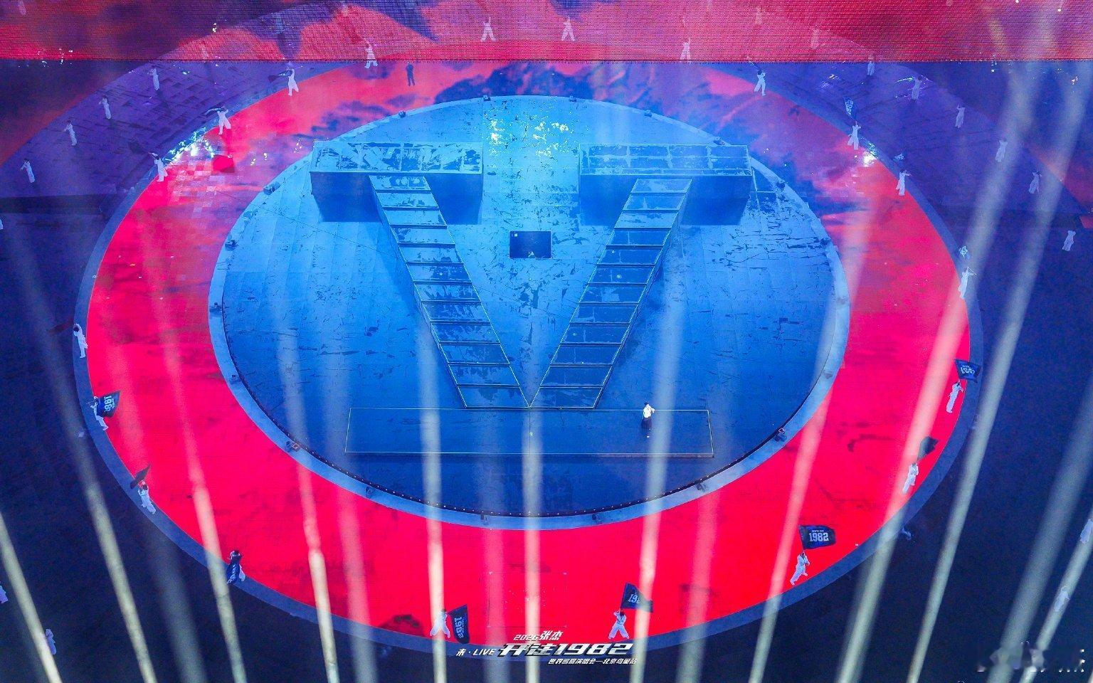 张杰万人雨刷器刷新了鸟巢纪录张杰解锁今年鸟巢第13场演唱会，万人雨刷器直接刷新纪