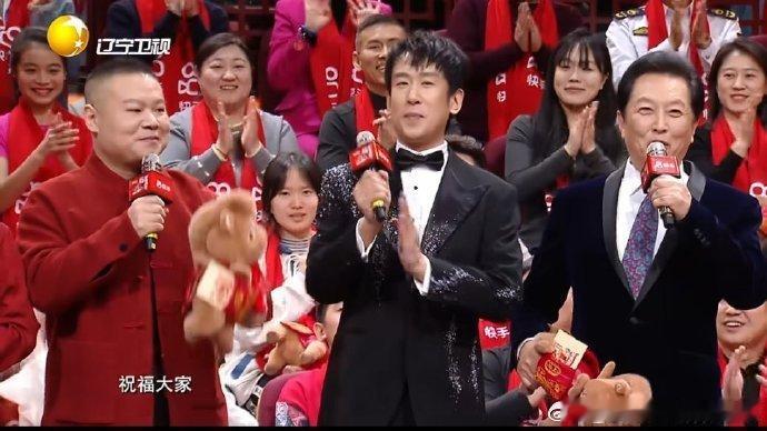 唐国强岳云鹏春晚逗乐天花板杨鸣好帅唐国强的台词功底配上岳云鹏的相声节奏，效果炸裂